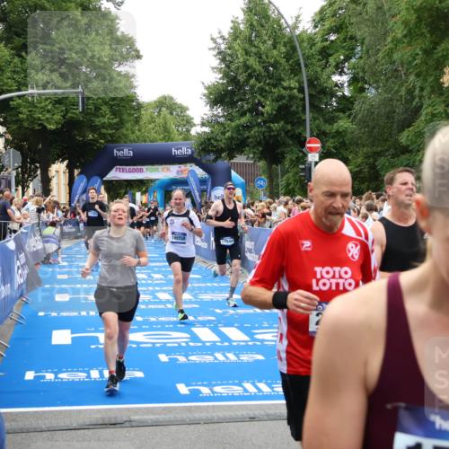 29.06.2025 - hella hamburg halbmarathon Zöllner http://msf.ph/oto/8192607 29.06.2025 10:45:05 Ziel 1171, 1424, 1520, 3917, 4997, 6266, 7709, 7843, 9710, 10741, 11688, 13919, 15334, 15365, 16058, 17381, 17544, 18055 meine-sportfotos.de
