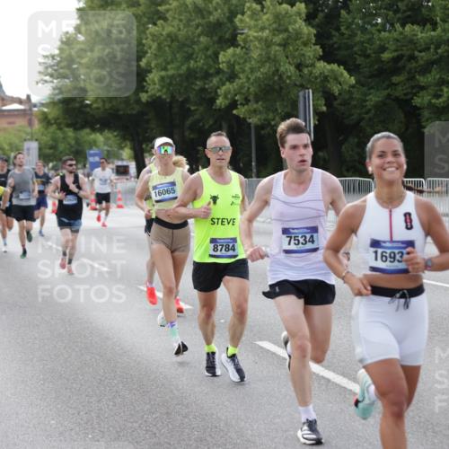 29.06.2025 - hella hamburg halbmarathon Jannik Wohlers http://msf.ph/oto/8192662 29.06.2025 09:45:57 Lombardsbrücke 2525, 3809, 3843, 3955, 5042, 7534, 7845, 7901, 8784, 8864, 8956, 10298, 10865, 10929, 11230, 11282, 11833, 12987, 13252, 13617, 14276, 14293, 15391, 15689, 16065, 16140, 16580, 16931, 17213, 17826, 18235, 18422, 18562, 18563 meine-sportfotos.de