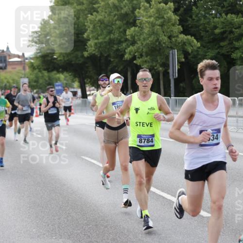 29.06.2025 - hella hamburg halbmarathon Jannik Wohlers http://msf.ph/oto/8192684 29.06.2025 09:45:57 Lombardsbrücke 2525, 3809, 3843, 3955, 5042, 7534, 7845, 7901, 8784, 8864, 8956, 10298, 10865, 10929, 11230, 11282, 11833, 12987, 13252, 13617, 14276, 14293, 15391, 15689, 16065, 16140, 16580, 16931, 17213, 17826, 18235, 18422, 18562, 18563 meine-sportfotos.de