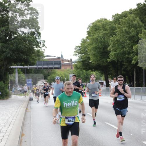 29.06.2025 - hella hamburg halbmarathon Jannik Wohlers http://msf.ph/oto/8192821 29.06.2025 09:45:59 Lombardsbrücke 1344, 2525, 3843, 3955, 4477, 5042, 7534, 7845, 7901, 8784, 8864, 8956, 10298, 10865, 10929, 11230, 11282, 11833, 12987, 13252, 13617, 13961, 14276, 14293, 15391, 15689, 16065, 16140, 16243, 16580, 16931, 17213, 17826, 18235, 18422, 18562, 18563 meine-sportfotos.de