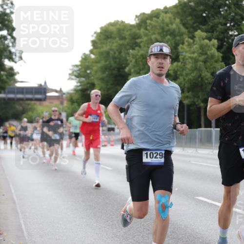 29.06.2025 - hella hamburg halbmarathon Jannik Wohlers http://msf.ph/oto/8192916 29.06.2025 09:46:02 Lombardsbrücke 1344, 1889, 3843, 3955, 4477, 7534, 7845, 7901, 8784, 8864, 8956, 10298, 10865, 10929, 11230, 12987, 13252, 13617, 13961, 14276, 15391, 15902, 16065, 16140, 16243, 16931, 17213, 17826, 18235, 18422, 18562, 18563 meine-sportfotos.de