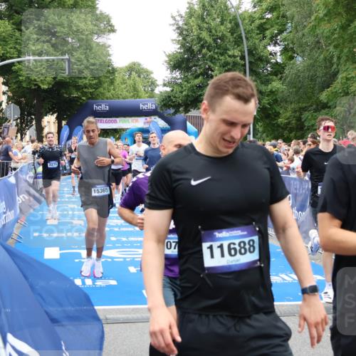 29.06.2025 - hella hamburg halbmarathon Zöllner http://msf.ph/oto/8193145 29.06.2025 10:45:13 Ziel 2270, 3917, 4997, 6054, 6375, 6575, 6819, 7087, 9302, 9710, 10313, 13919, 15365, 15651, 16685, 16689, 17120, 17960, 18346, 18718 meine-sportfotos.de