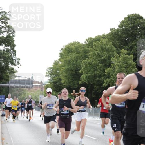 29.06.2025 - hella hamburg halbmarathon Jannik Wohlers http://msf.ph/oto/8193423 29.06.2025 09:46:08 Lombardsbrücke 1344, 1889, 4477, 4944, 5048, 6683, 7534, 7901, 8784, 8864, 10298, 10865, 10929, 11230, 11304, 11661, 12447, 12987, 13252, 13617, 13961, 14450, 15902, 16065, 16140, 16243, 16811, 16931, 16957, 17751, 18277, 18422 meine-sportfotos.de