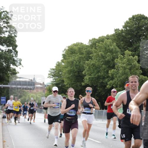 29.06.2025 - hella hamburg halbmarathon Jannik Wohlers http://msf.ph/oto/8193457 29.06.2025 09:46:08 Lombardsbrücke 1344, 1889, 4477, 4944, 5048, 6683, 7534, 7901, 8784, 8864, 10298, 10865, 10929, 11230, 11304, 11661, 12447, 12987, 13252, 13617, 13961, 14450, 15902, 16065, 16140, 16243, 16811, 16931, 16957, 17751, 18277, 18422 meine-sportfotos.de