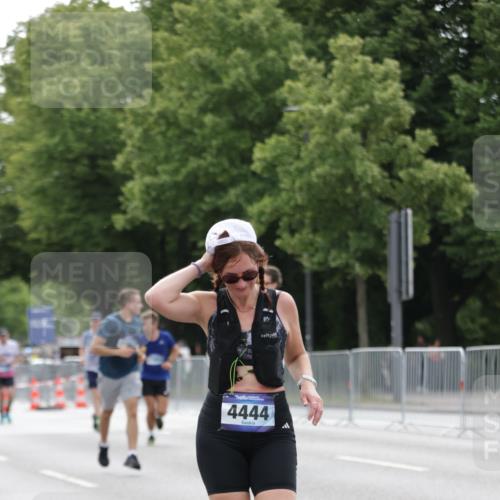 29.06.2025 - hella hamburg halbmarathon Jannik Wohlers http://msf.ph/oto/8193599 29.06.2025 10:24:28 Lombardsbrücke 1740, 2108, 2249, 3099, 3113, 4008, 4010, 4444, 5126, 6261, 9573, 10907, 11400, 11816, 11817, 14898, 15124, 15942, 17535, 17954, 18194, 18198 meine-sportfotos.de