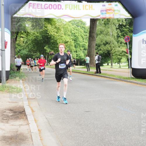 29.06.2025 - hella hamburg halbmarathon MichiJ http://msf.ph/oto/8193702 29.06.2025 10:20:12 Zwischen KM18-KM19 7055, 17768, 18871 meine-sportfotos.de