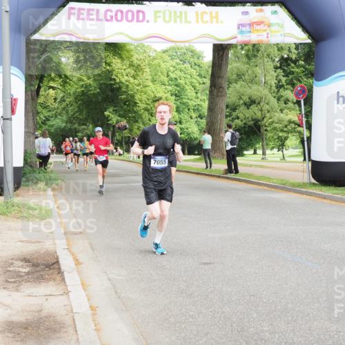 29.06.2025 - hella hamburg halbmarathon MichiJ http://msf.ph/oto/8193757 29.06.2025 10:20:13 Zwischen KM18-KM19 7055, 17768, 18235 meine-sportfotos.de