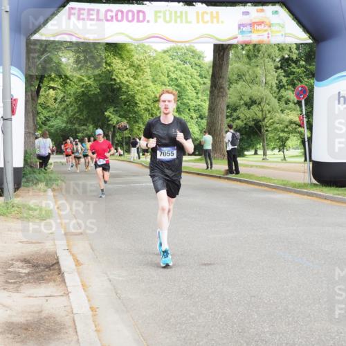 29.06.2025 - hella hamburg halbmarathon MichiJ http://msf.ph/oto/8193793 29.06.2025 10:20:13 Zwischen KM18-KM19 7055, 17768, 18235 meine-sportfotos.de