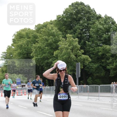 29.06.2025 - hella hamburg halbmarathon Jannik Wohlers http://msf.ph/oto/8193862 29.06.2025 10:24:28 Lombardsbrücke 1740, 2108, 2249, 3099, 3113, 4008, 4010, 4444, 5126, 6261, 9573, 10907, 11400, 11816, 11817, 14898, 15124, 15942, 17535, 17954, 18194, 18198 meine-sportfotos.de
