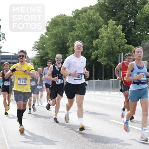 29.06.2025 - hella hamburg halbmarathon Jannik Wohlers http://msf.ph/oto/8193906 29.06.2025 09:46:14 Lombardsbrücke 1344, 1889, 2243, 4477, 4944, 5048, 5152, 6683, 7628, 8312, 8784, 10298, 10927, 10929, 11230, 11304, 11661, 12447, 12987, 13961, 14310, 14450, 15902, 16065, 16140, 16243, 16505, 16619, 16811, 16957, 17751, 18277, 18422 meine-sportfotos.de