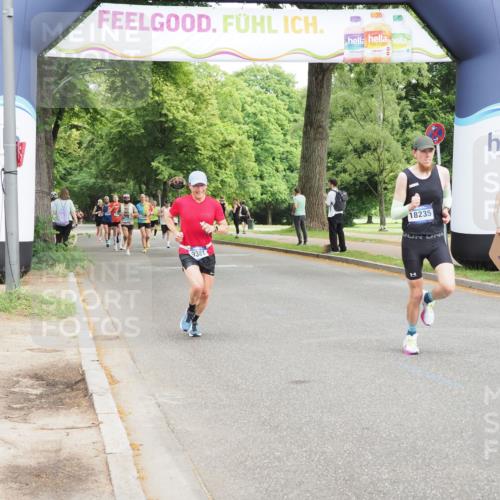 29.06.2025 - hella hamburg halbmarathon MichiJ http://msf.ph/oto/8193940 29.06.2025 10:20:15 Zwischen KM18-KM19 7055, 9381, 18235 meine-sportfotos.de