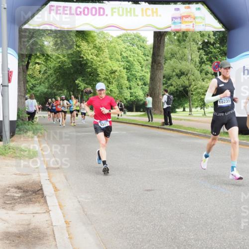 29.06.2025 - hella hamburg halbmarathon MichiJ http://msf.ph/oto/8193961 29.06.2025 10:20:15 Zwischen KM18-KM19 7055, 9381, 18235 meine-sportfotos.de