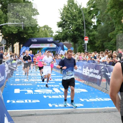 29.06.2025 - hella hamburg halbmarathon Zöllner http://msf.ph/oto/8193974 29.06.2025 10:45:20 Ziel 2188, 2367, 2470, 5706, 6054, 6375, 9105, 10064, 12783, 15563, 15636, 15651, 15741, 15760, 16513 meine-sportfotos.de