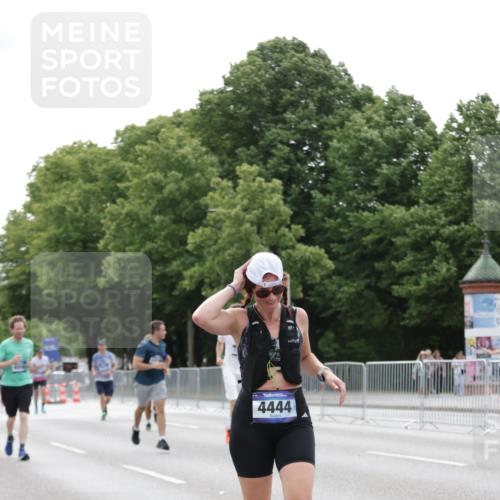 29.06.2025 - hella hamburg halbmarathon Jannik Wohlers http://msf.ph/oto/8193989 29.06.2025 10:24:29 Lombardsbrücke 1740, 2108, 2249, 3099, 4008, 4010, 4444, 5126, 9573, 11400, 11816, 11817, 14898, 15124, 15942, 17185, 17535, 17954, 18194, 18198 meine-sportfotos.de