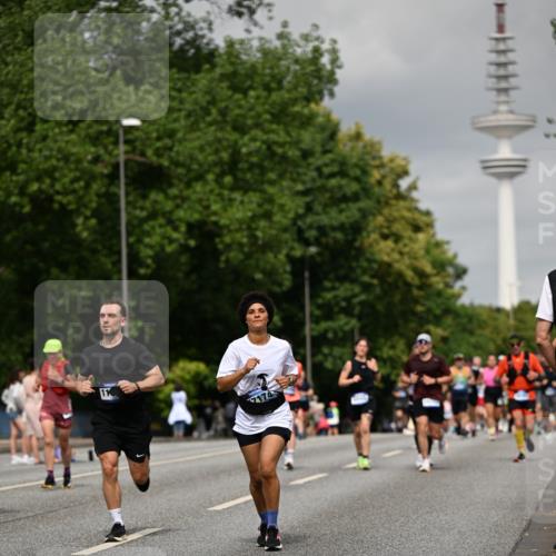 29.06.2025 - hella hamburg halbmarathon Dr. Thomas Lammeyer http://msf.ph/oto/8194011 29.06.2025 10:11:20 Kennedybrücke 4502, 5287, 5807, 5845, 5926, 6517, 7503, 10283, 10700, 10703, 11114, 11394 meine-sportfotos.de