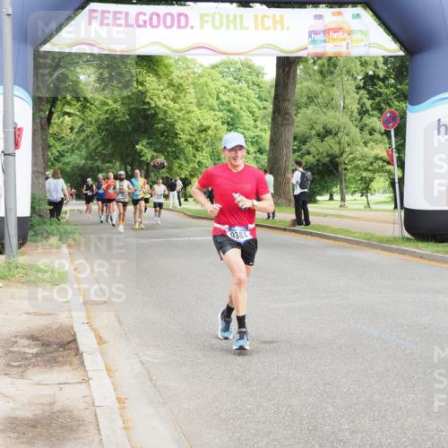 29.06.2025 - hella hamburg halbmarathon MichiJ http://msf.ph/oto/8194070 29.06.2025 10:20:15 Zwischen KM18-KM19 7055, 9381, 18235 meine-sportfotos.de