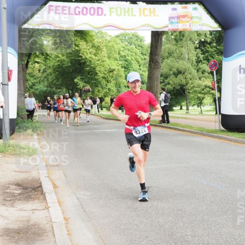 29.06.2025 - hella hamburg halbmarathon MichiJ http://msf.ph/oto/8194084 29.06.2025 10:20:15 Zwischen KM18-KM19 7055, 9381, 18235 meine-sportfotos.de
