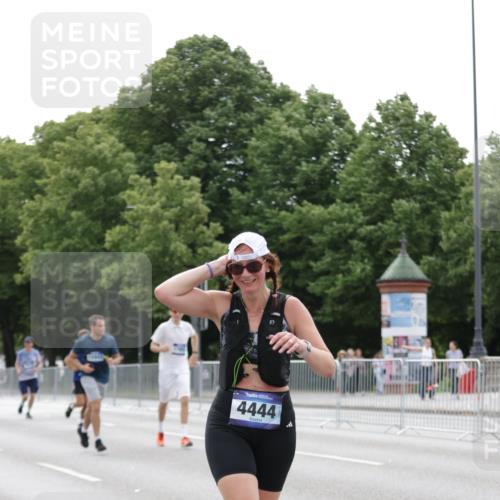 29.06.2025 - hella hamburg halbmarathon Jannik Wohlers http://msf.ph/oto/8194131 29.06.2025 10:24:29 Lombardsbrücke 1740, 2108, 2249, 3099, 4008, 4010, 4444, 5126, 9573, 11400, 11816, 11817, 14898, 15124, 15942, 17185, 17535, 17954, 18194, 18198 meine-sportfotos.de
