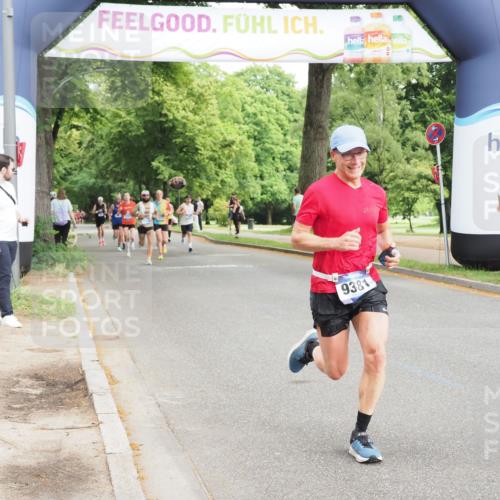 29.06.2025 - hella hamburg halbmarathon MichiJ http://msf.ph/oto/8194160 29.06.2025 10:20:16 Zwischen KM18-KM19 7055, 9381, 18235 meine-sportfotos.de