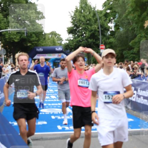29.06.2025 - hella hamburg halbmarathon Zöllner http://msf.ph/oto/8194199 29.06.2025 10:45:24 Ziel 1697, 2188, 2367, 2470, 3186, 5706, 9105, 10064, 11469, 14703, 15563, 15741, 17499, 18407 meine-sportfotos.de