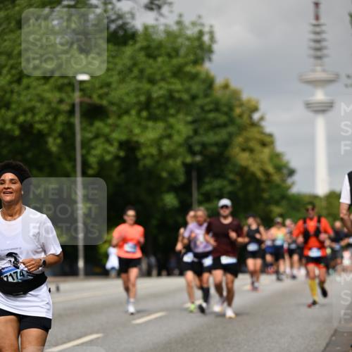29.06.2025 - hella hamburg halbmarathon Dr. Thomas Lammeyer http://msf.ph/oto/8194347 29.06.2025 10:11:22 Kennedybrücke 4262, 4502, 5287, 5807, 5845, 5926, 6517, 6833, 7503, 8585, 10283, 10700, 10703, 11114, 11394 meine-sportfotos.de