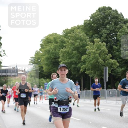 29.06.2025 - hella hamburg halbmarathon Jannik Wohlers http://msf.ph/oto/8194474 29.06.2025 10:24:31 Lombardsbrücke 1740, 2108, 2249, 4008, 4010, 4444, 5126, 7778, 9573, 11400, 11816, 11817, 14898, 15124, 15153, 15942, 17185, 17535, 17954, 18194, 18198 meine-sportfotos.de