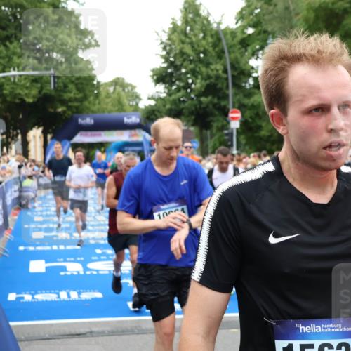 29.06.2025 - hella hamburg halbmarathon Zöllner http://msf.ph/oto/8194527 29.06.2025 10:45:27 Ziel 1697, 2367, 2470, 3186, 5706, 9105, 11469, 12277, 12643, 14703, 17499, 18407, 18638 meine-sportfotos.de