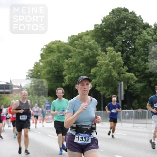 29.06.2025 - hella hamburg halbmarathon Jannik Wohlers http://msf.ph/oto/8194548 29.06.2025 10:24:31 Lombardsbrücke 1740, 2108, 2249, 4008, 4010, 4444, 5126, 7778, 9573, 11400, 11816, 11817, 14898, 15124, 15153, 15942, 17185, 17535, 17954, 18194, 18198 meine-sportfotos.de