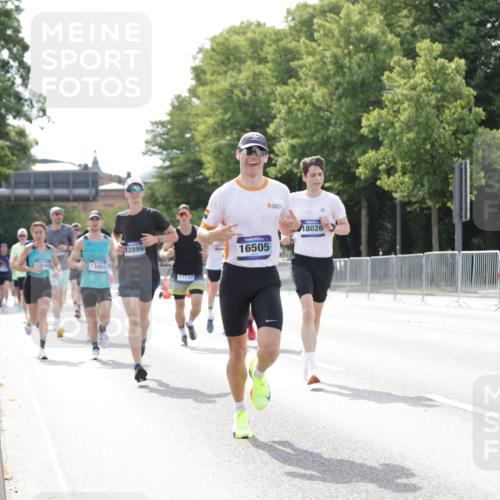 29.06.2025 - hella hamburg halbmarathon Jannik Wohlers http://msf.ph/oto/8194550 29.06.2025 09:46:19 Lombardsbrücke 1344, 1889, 2243, 4477, 4944, 5048, 5152, 6683, 7466, 7622, 7628, 8312, 10477, 10927, 11304, 11661, 12447, 12899, 13199, 13493, 13494, 13961, 14310, 14450, 15902, 16243, 16505, 16619, 16811, 16957, 17137, 17751, 18026, 18277, 18600, 18824 meine-sportfotos.de
