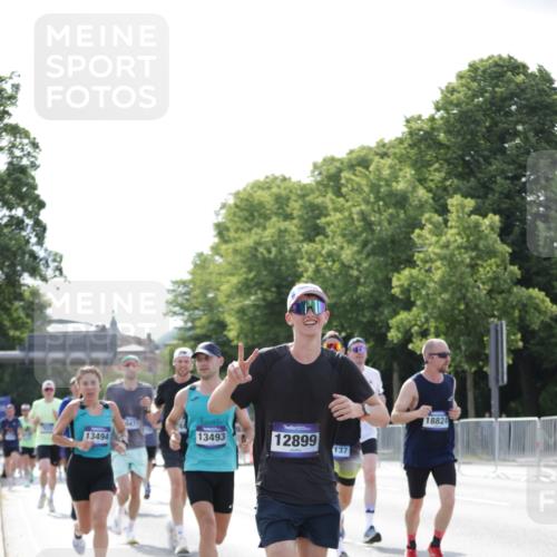 29.06.2025 - hella hamburg halbmarathon Jannik Wohlers http://msf.ph/oto/8194612 29.06.2025 09:46:21 Lombardsbrücke 1889, 2243, 4944, 5048, 5152, 5660, 6683, 7466, 7622, 7628, 8312, 10477, 10927, 11304, 11661, 12447, 12899, 13199, 13493, 13494, 13729, 14310, 14450, 15902, 16505, 16619, 16811, 16957, 17137, 17751, 18026, 18277, 18600, 18824 meine-sportfotos.de