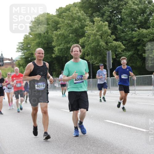 29.06.2025 - hella hamburg halbmarathon Jannik Wohlers http://msf.ph/oto/8194711 29.06.2025 10:24:33 Lombardsbrücke 1740, 2000, 2108, 2249, 4008, 4010, 4444, 5126, 7778, 9573, 11400, 14649, 14898, 15124, 15153, 15942, 17185, 17535, 17954, 18194, 18198 meine-sportfotos.de