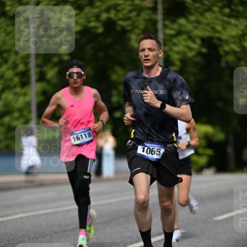29.06.2025 - hella hamburg halbmarathon Dr. Thomas Lammeyer http://msf.ph/oto/8194724 29.06.2025 09:47:49 Kennedybrücke 1065, 2021, 2879, 3075, 3845, 3968, 4678, 5367, 7349, 8473, 8731, 9047, 10790, 10848 meine-sportfotos.de