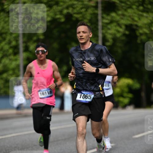 29.06.2025 - hella hamburg halbmarathon Dr. Thomas Lammeyer http://msf.ph/oto/8194772 29.06.2025 09:47:49 Kennedybrücke 1065, 2021, 2879, 3075, 3845, 3968, 4678, 5367, 7349, 8473, 8731, 9047, 10790, 10848 meine-sportfotos.de