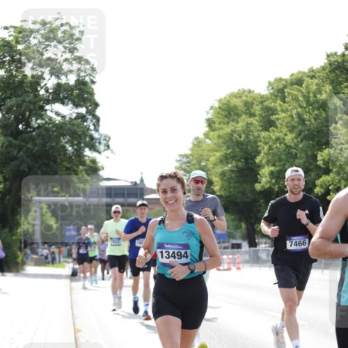 29.06.2025 - hella hamburg halbmarathon Jannik Wohlers http://msf.ph/oto/8194783 29.06.2025 09:46:22 Lombardsbrücke 2243, 4944, 5048, 5152, 5660, 6683, 7466, 7622, 7628, 7867, 8312, 10477, 10927, 11304, 11661, 12447, 12899, 13199, 13493, 13494, 13729, 14310, 14450, 14899, 15902, 16505, 16619, 16811, 16957, 17137, 17751, 18026, 18277, 18357, 18600, 18824 meine-sportfotos.de