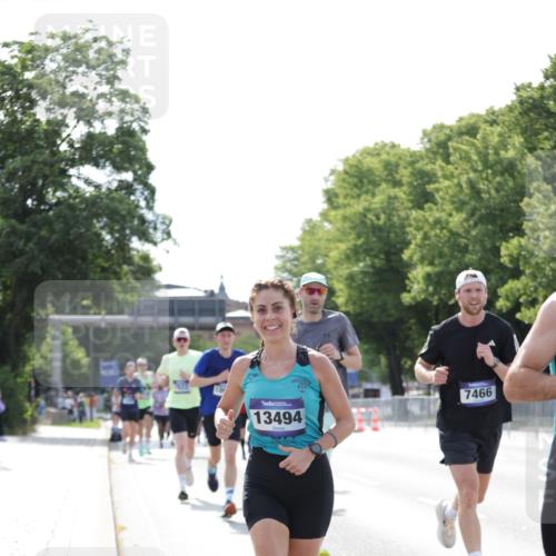 29.06.2025 - hella hamburg halbmarathon Jannik Wohlers http://msf.ph/oto/8194787 29.06.2025 09:46:22 Lombardsbrücke 2243, 4944, 5048, 5152, 5660, 6683, 7466, 7622, 7628, 7867, 8312, 10477, 10927, 11304, 11661, 12447, 12899, 13199, 13493, 13494, 13729, 14310, 14450, 14899, 15902, 16505, 16619, 16811, 16957, 17137, 17751, 18026, 18277, 18357, 18600, 18824 meine-sportfotos.de