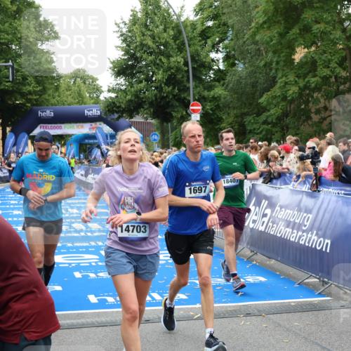 29.06.2025 - hella hamburg halbmarathon Zöllner http://msf.ph/oto/8194815 29.06.2025 10:45:32 Ziel 1697, 2138, 2415, 6831, 8374, 12277, 12643, 14062, 14703, 16725, 18407, 18638 meine-sportfotos.de