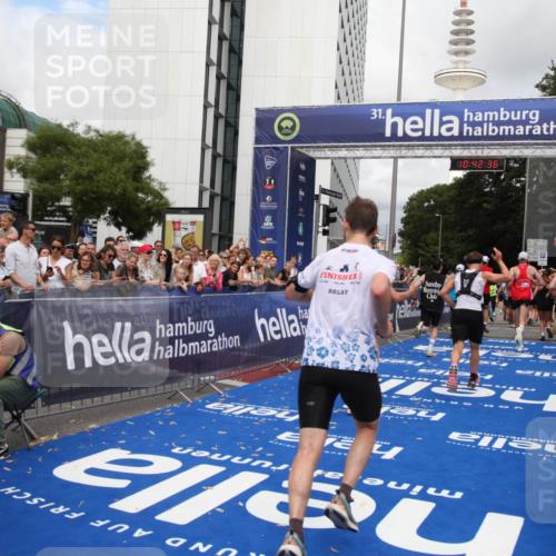 29.06.2025 - hella hamburg halbmarathon Michael Strokosch http://msf.ph/oto/8194858 29.06.2025 10:42:35 Ziel 1209, 1353, 1735, 1800, 1962, 2233, 4235, 7116, 7448, 7508, 7734, 13446, 15623, 16295, 16333, 17016, 17637, 17733, 17911, 18680 meine-sportfotos.de