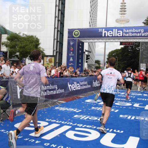 29.06.2025 - hella hamburg halbmarathon Michael Strokosch http://msf.ph/oto/8194873 29.06.2025 10:42:36 Ziel 1209, 1353, 1735, 1800, 1962, 4235, 7116, 7448, 7508, 7734, 13446, 16295, 16333, 17016, 17637, 17733, 17911, 18680 meine-sportfotos.de