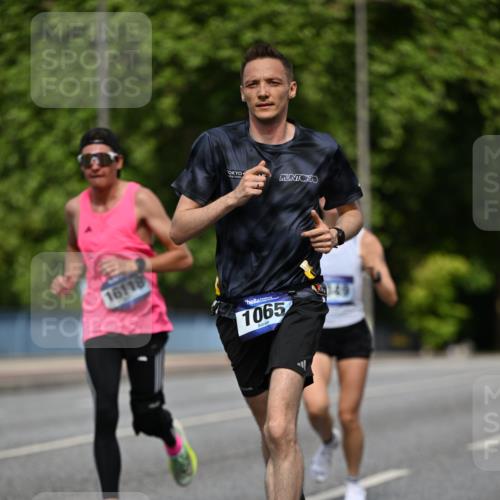 29.06.2025 - hella hamburg halbmarathon Dr. Thomas Lammeyer http://msf.ph/oto/8194874 29.06.2025 09:47:49 Kennedybrücke 1065, 2021, 2879, 3075, 3845, 3968, 4678, 5367, 7349, 8473, 8731, 9047, 10790, 10848 meine-sportfotos.de