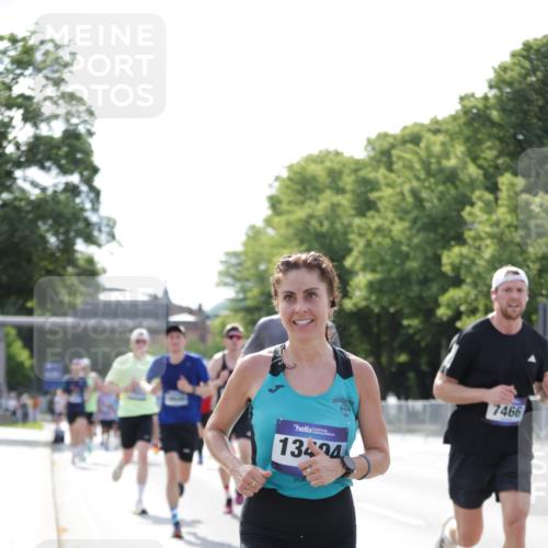 29.06.2025 - hella hamburg halbmarathon Jannik Wohlers http://msf.ph/oto/8194893 29.06.2025 09:46:23 Lombardsbrücke 2243, 4944, 5048, 5152, 5660, 6683, 7466, 7622, 7628, 7867, 8312, 10477, 10927, 11304, 11661, 12447, 12899, 13199, 13493, 13494, 13729, 14310, 14450, 14899, 16417, 16505, 16619, 16811, 16957, 17137, 17329, 17751, 18026, 18277, 18357, 18600, 18824 meine-sportfotos.de