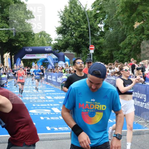 29.06.2025 - hella hamburg halbmarathon Zöllner http://msf.ph/oto/8194895 29.06.2025 10:45:34 Ziel 2138, 2415, 5623, 6831, 8374, 8668, 12277, 12643, 14062, 16725, 18638 meine-sportfotos.de