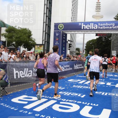 29.06.2025 - hella hamburg halbmarathon Michael Strokosch http://msf.ph/oto/8194935 29.06.2025 10:42:36 Ziel 1209, 1353, 1735, 1800, 1962, 4235, 7116, 7448, 7508, 7734, 13446, 16295, 16333, 17016, 17637, 17733, 17911, 18680 meine-sportfotos.de