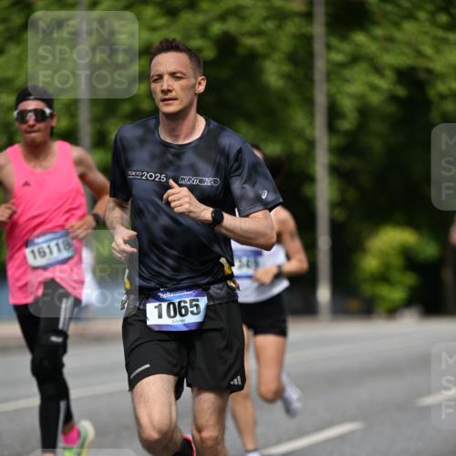 29.06.2025 - hella hamburg halbmarathon Dr. Thomas Lammeyer http://msf.ph/oto/8194980 29.06.2025 09:47:49 Kennedybrücke 1065, 2021, 2879, 3075, 3845, 3968, 4678, 5367, 7349, 8473, 8731, 9047, 10790, 10848 meine-sportfotos.de