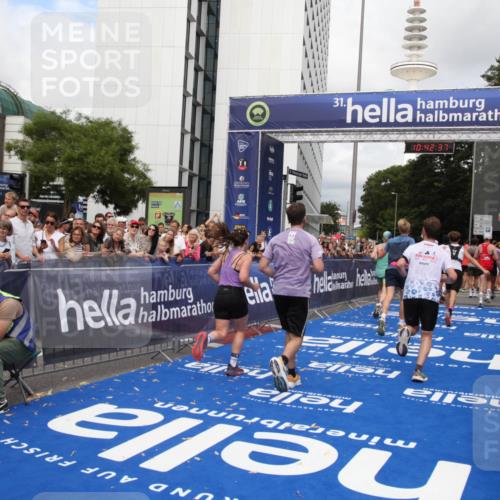 29.06.2025 - hella hamburg halbmarathon Michael Strokosch http://msf.ph/oto/8194995 29.06.2025 10:42:36 Ziel 1209, 1353, 1735, 1800, 1962, 4235, 7116, 7448, 7508, 7734, 13446, 16295, 16333, 17016, 17637, 17733, 17911, 18680 meine-sportfotos.de