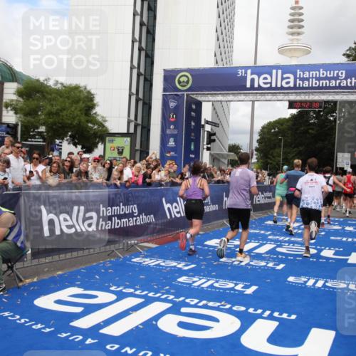 29.06.2025 - hella hamburg halbmarathon Michael Strokosch http://msf.ph/oto/8195042 29.06.2025 10:42:37 Ziel 1209, 1353, 1735, 1962, 4235, 7116, 7448, 7508, 7734, 13446, 13483, 16295, 16333, 17016, 17733, 18632, 18680 meine-sportfotos.de
