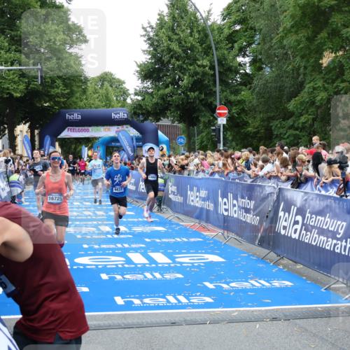 29.06.2025 - hella hamburg halbmarathon Zöllner http://msf.ph/oto/8195044 29.06.2025 10:45:36 Ziel 2138, 2415, 5623, 6831, 8374, 8668, 11291, 11495, 12154, 14062, 15666, 16725, 18878 meine-sportfotos.de