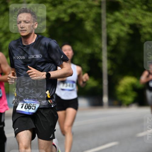 29.06.2025 - hella hamburg halbmarathon Dr. Thomas Lammeyer http://msf.ph/oto/8195082 29.06.2025 09:47:50 Kennedybrücke 1065, 2021, 2879, 3075, 3845, 3968, 4678, 5367, 7349, 8473, 8731, 9047, 10790, 10848 meine-sportfotos.de
