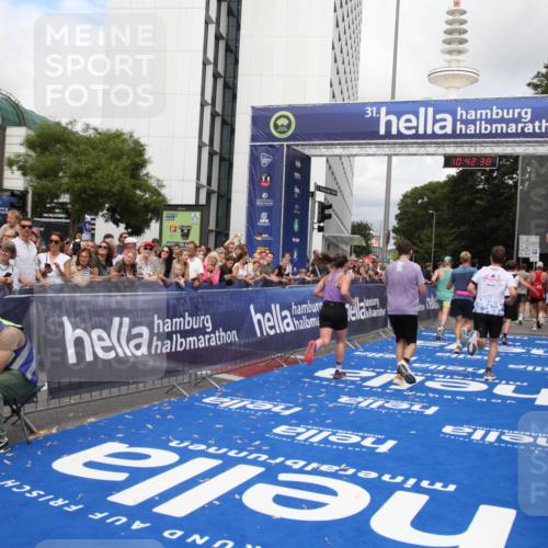 29.06.2025 - hella hamburg halbmarathon Michael Strokosch http://msf.ph/oto/8195096 29.06.2025 10:42:37 Ziel 1209, 1353, 1735, 1962, 4235, 7116, 7448, 7508, 7734, 13446, 13483, 16295, 16333, 17016, 17733, 18632, 18680 meine-sportfotos.de
