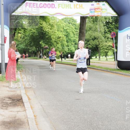 29.06.2025 - hella hamburg halbmarathon MichiJ http://msf.ph/oto/8195121 29.06.2025 10:20:28 Zwischen KM18-KM19 2851, 5826, 7481, 10017, 11413, 11857, 13754, 17322, 18177 meine-sportfotos.de