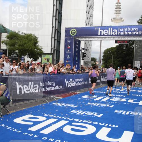 29.06.2025 - hella hamburg halbmarathon Michael Strokosch http://msf.ph/oto/8195153 29.06.2025 10:42:37 Ziel 1209, 1353, 1735, 1962, 4235, 7116, 7448, 7508, 7734, 13446, 13483, 16295, 16333, 17016, 17733, 18632, 18680 meine-sportfotos.de